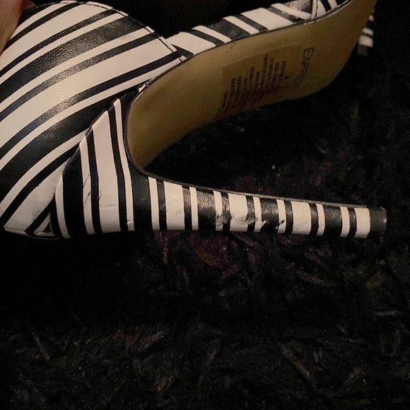 Black and white size 8 striped EXPRESS heels. - Picture 7 of 7